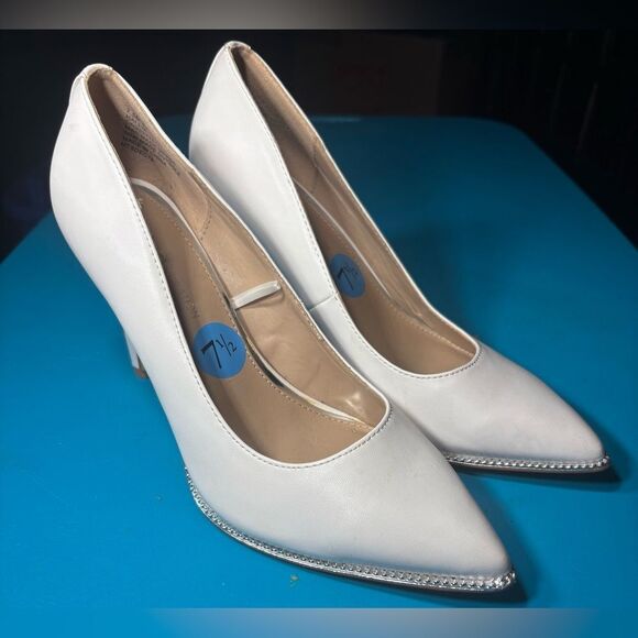 BCBGeneration Hallix Chain Detail Pumps Shoes White & Silver Womens Size 7.5 EPC - Picture 2 of 11